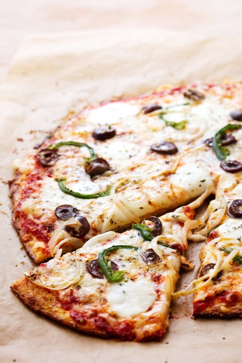 Low carb cauliflower pizza with green peppers and olives